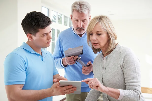 Sicherheitsberater Demonstriert Reiferem Paar Alarmanlage — Stockfoto