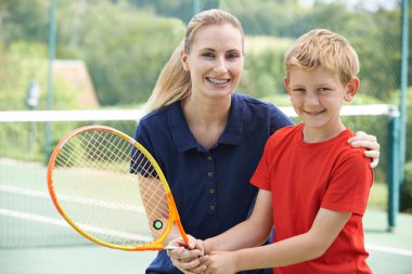 Erkek Tenis Koç çocuğa ders verdi