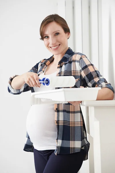 Retrato de mulher grávida decorando berçário — Fotografia de Stock