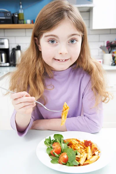 Retrato de chica disfrutando de una comida saludable en casa — Foto de Stock