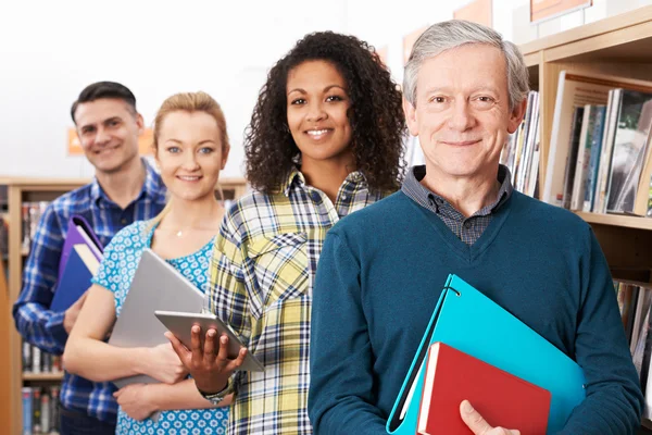 Grupp mogna studenter som studerar i biblioteket — Stockfoto