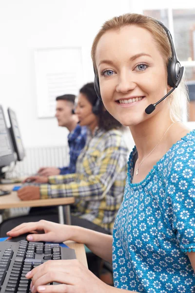 Agente de Atendimento ao Cliente Feminina no Call Center — Fotografia de Stock