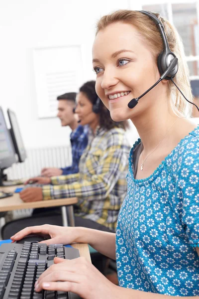 Agente de Atendimento ao Cliente Feminina no Call Center — Fotografia de Stock