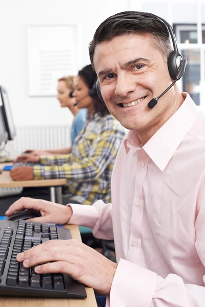 Agente de Atendimento ao Cliente Masculino Em Call Center — Fotografia de Stock