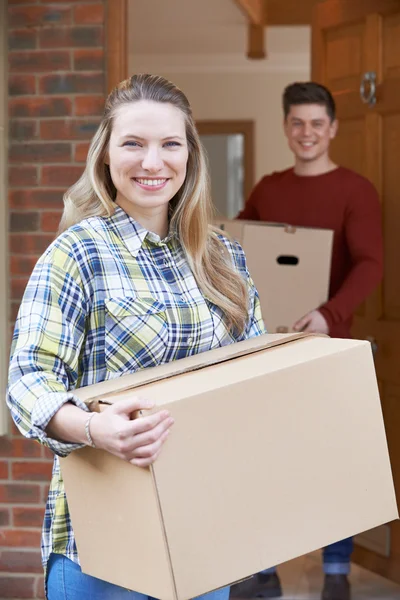 Young Couple Moving In To New Home Together — Stock Photo, Image