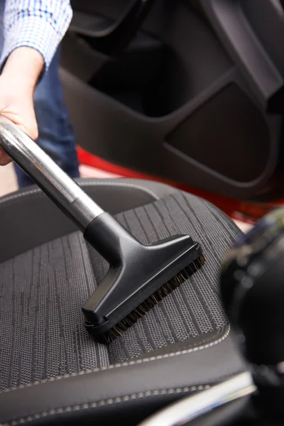 Uomo Hoovering sedile di auto durante la pulizia dell'auto — Foto Stock