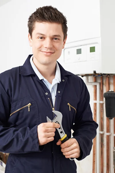 Mannelijke loodgieter werken op centrale verwarming ketel — Stockfoto