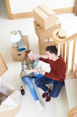 Şampanya ile yeni bir ev içine hareket kutlayan çift