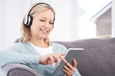 Olgun kadın akarsu müzik--dan Headp kablosuz dijital Tablet