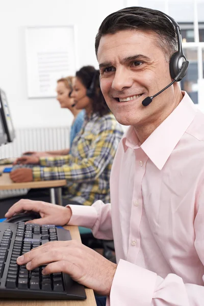 Agente de Atendimento ao Cliente Masculino Em Call Center — Fotografia de Stock