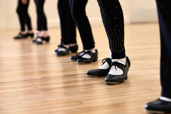 Primer plano de los pies en la clase de baile de grifo para niños —  Fotos de Stock