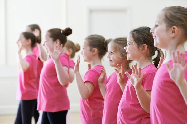 Grupo de niños disfrutando de la clase de teatro juntos — Foto de Stock