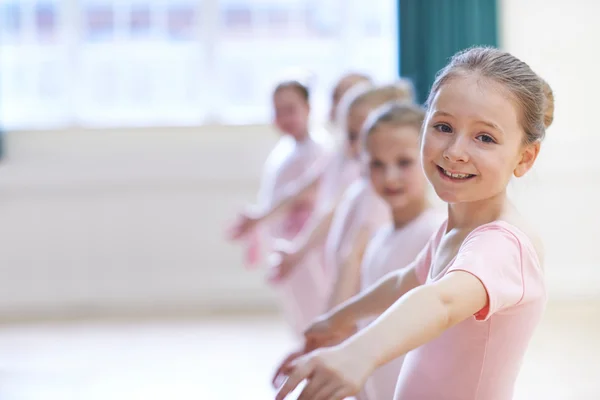 Gruppo di giovani ragazze nella classe di danza classica — Foto Stock