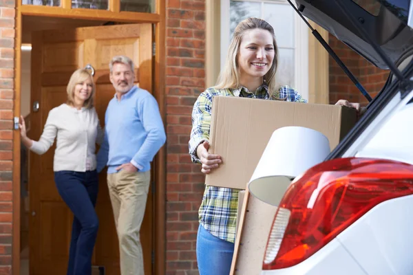 Adult Daughter Moving Out Of Parent's Home — Stock Photo, Image