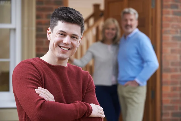 Porträt eines jungen Mannes mit Eltern zu Hause — Stockfoto