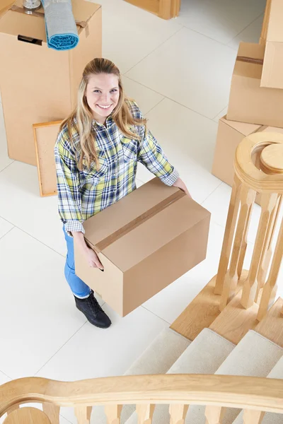 Retrato de uma jovem mulher se movendo para uma nova casa — Fotografia de Stock