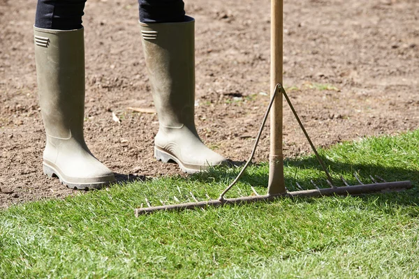 Close Up di paesaggio giardiniere posa tappeto erboso per il nuovo prato — Foto Stock