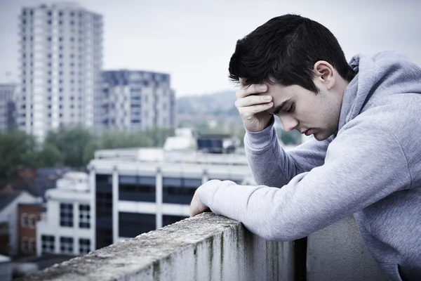 Κατάθλιψη νεαρός αυτοκτονική στην κορυφή ψηλά κτίρ — Φωτογραφία Αρχείου
