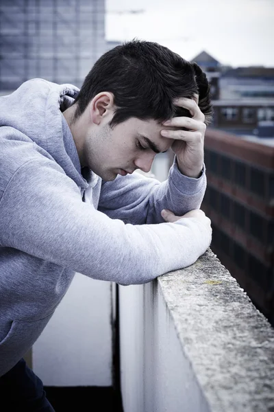 अवसादग्रस्त युवा आदमी लंबा बिल्ड के शीर्ष पर आत्महत्या पर विचार कर रहा है — स्टॉक फ़ोटो, इमेज