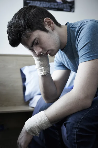 Depressziós fiatal férfi öngyilkossági kísérlet után bekötözött csukló — Stock Fotó