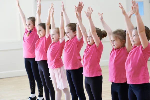 Kindergruppe genießt gemeinsamen Schauspielunterricht — Stockfoto