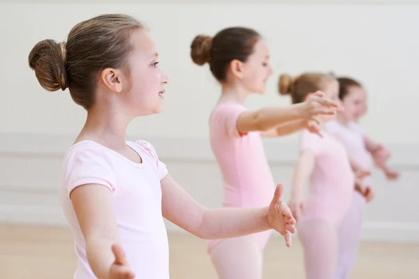 Gruppo di giovani ragazze nella classe di danza classica — Foto Stock