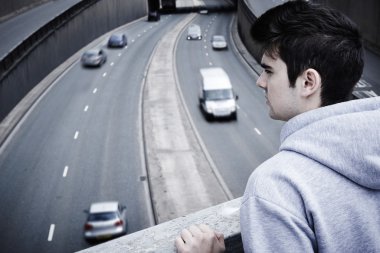 Depresif genç adam intihar yolu köprüsü üzerinde tefekkür