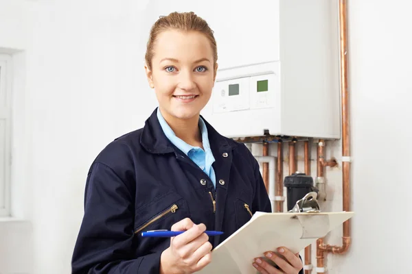 Klempnerinnen arbeiten an Zentralheizkessel — Stockfoto