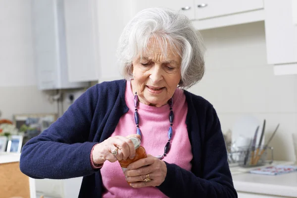 Mujer mayor luchando para quitar la tapa del tarro — Foto de Stock