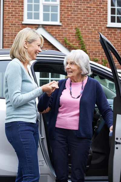 Kobiece sąsiada, dając starszy kobieta A winda samochodu — Zdjęcie stockowe