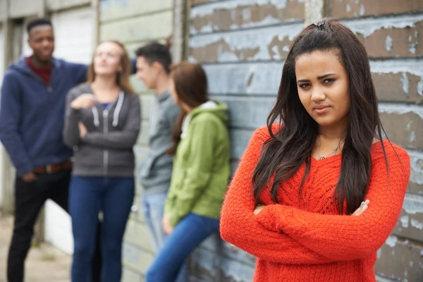 Teenager-Bande hängt im städtischen Umfeld herum — Stockfoto