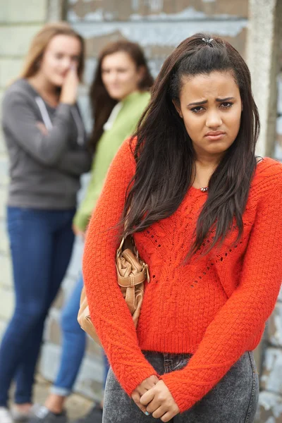 Unglückliches Teenager-Mädchen, das von Gleichaltrigen beklatscht wird — Stockfoto