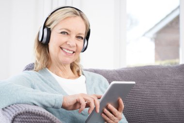 Olgun kadın akarsu müzik--dan Headp kablosuz dijital Tablet