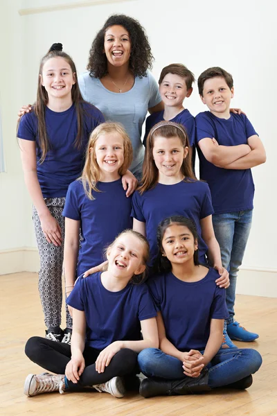 Grupo de crianças com professor que gosta de oficina de drama juntos — Fotografia de Stock