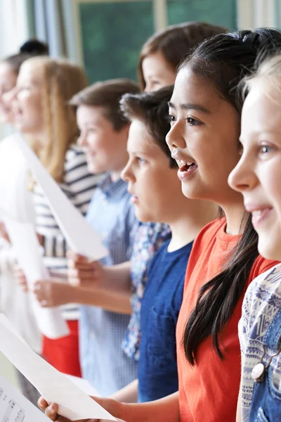 Groupe d'enfants appréciant le groupe de chant — Photo