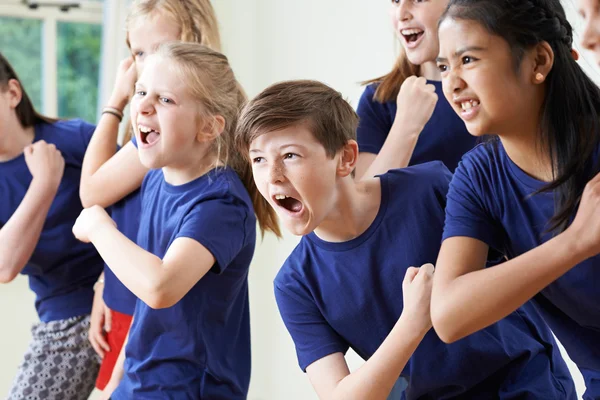 Grupo de niños disfrutando de la clase de teatro juntos — Foto de Stock