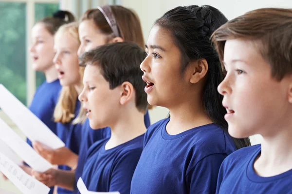 Groupe d'écoliers chantant ensemble dans la chorale — Photo