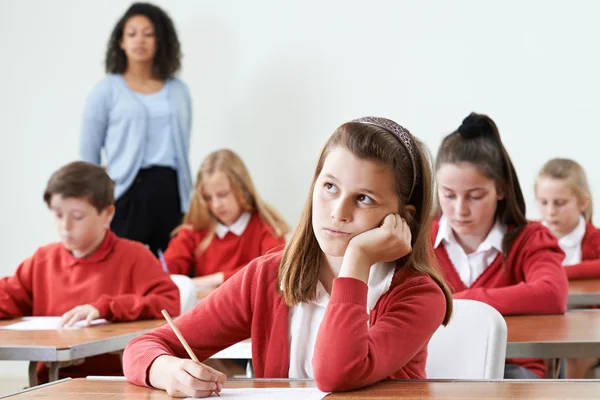 Alumna femenina que encuentra difícil el examen escolar — Foto de Stock