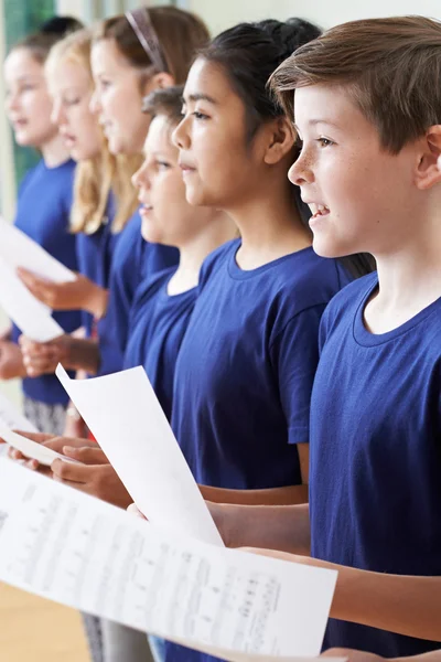 Groupe d'écoliers chantant ensemble dans la chorale — Photo