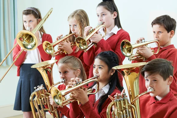 학교 오케스트라에서 함께 연주 하는 학생 들의 그룹 — 스톡 사진