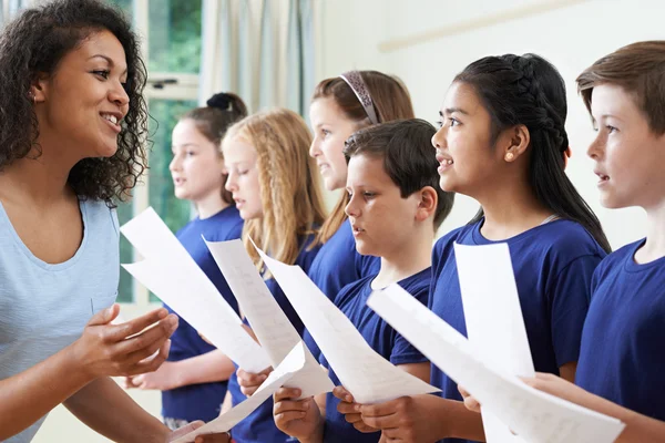 Schülergruppe mit Lehrerin singt im Chor — Stockfoto