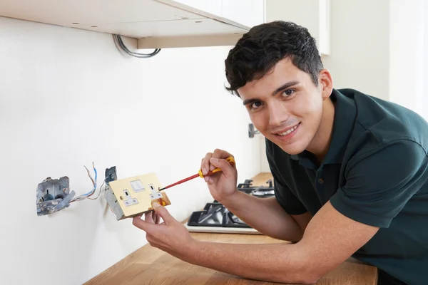 Retrato del electricista instalando zócalo en una casa nueva —  Fotos de Stock