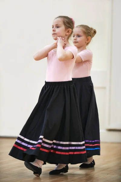 Jovens no traje durante a aula de dança de balé de personagem — Fotografia de Stock