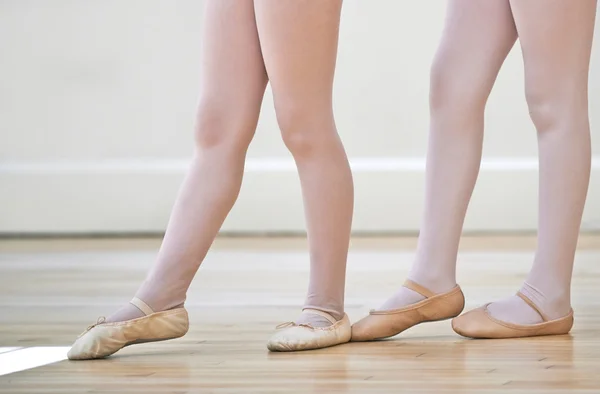 Fechar os pés na aula de dança de ballet infantil — Fotografia de Stock