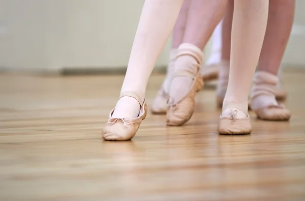 Gros plan des pieds dans la classe de danse de ballet pour enfants — Photo