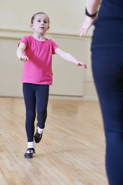 Jeune fille ayant tapoter leçon de danse avec professeur — Photo