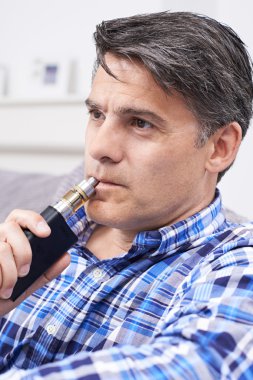 Vapourizer İçilmeyen alternatif olarak kullanan adam Olgun