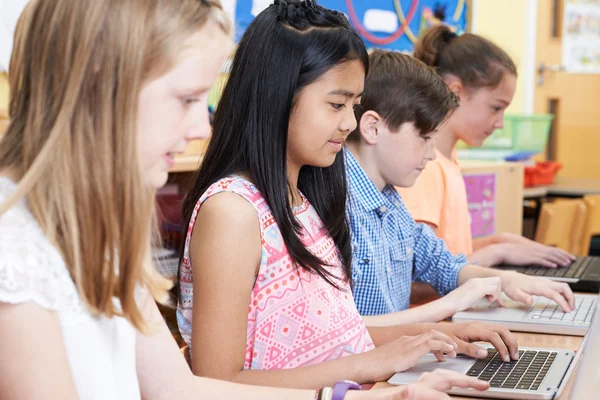 Csoport az általános iskolás gyerekek a számítógép osztály — Stock Fotó