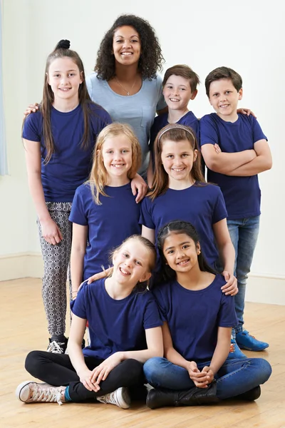 Kindergruppe Mit Lehrer Genießt Gemeinsamen Theaterworkshop — Stockfoto