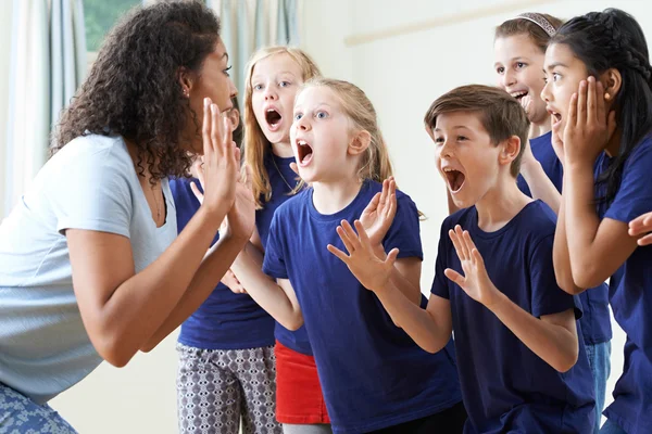 Grupo de niños con maestro disfrutando de la clase de teatro juntos — Foto de Stock